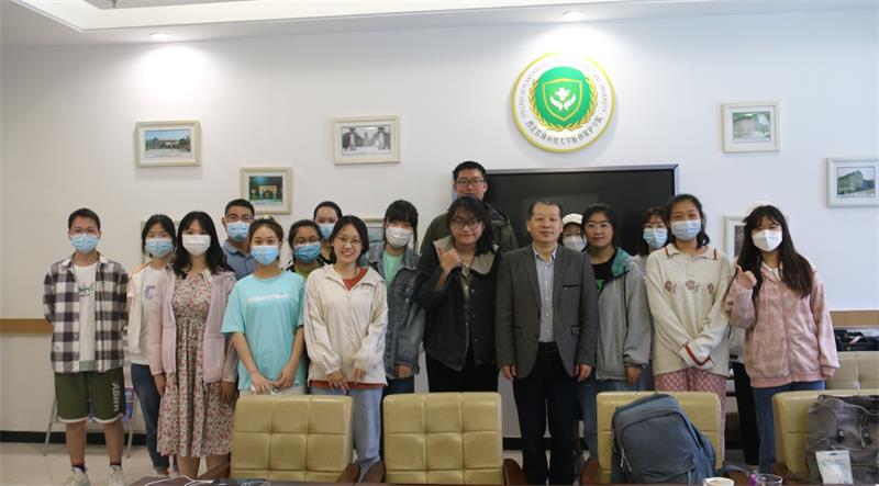 091de0e1f3924994b7827668a281e7ec.jpg 赵杰教授与同学们合影800.jpg