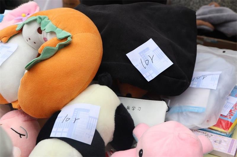 53dbb4365f67460c9b2d8a0dd027215b.jpg 爱心义卖物品掠影(1).jpg