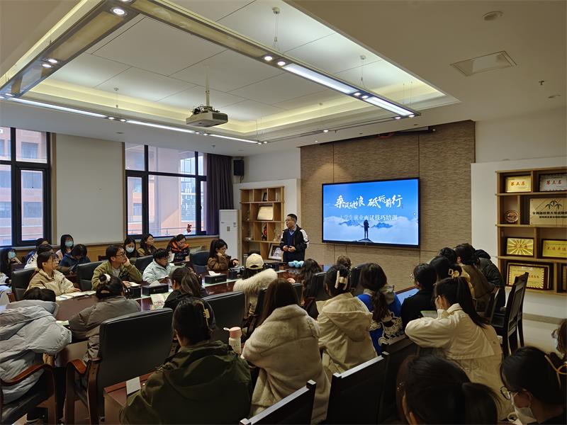 8cfcdb2d0abe42608773bff7458c7e0f.jpg 开展求职面试技能培训800.jpg